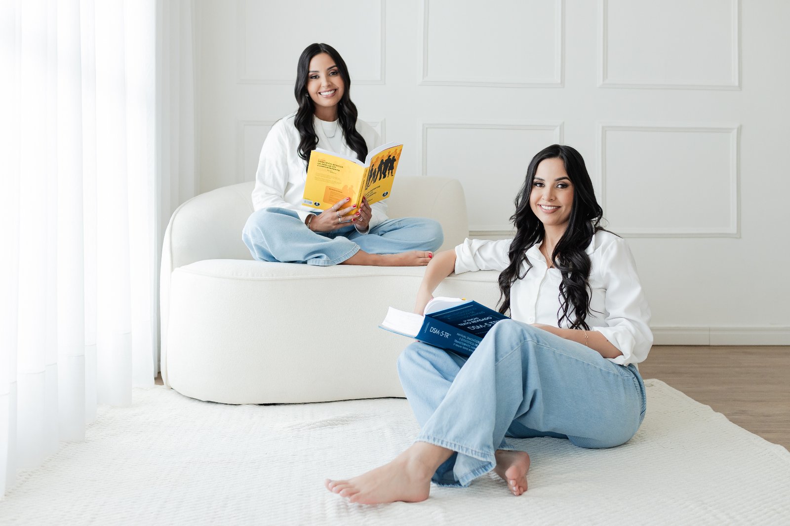 Larissa Feliciano e Laís Feliciano estudando - Clínica DesenvolveU